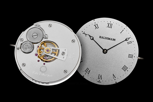 Movement of the Haldimann H11 with central balance and dial with shovel-pointed hands