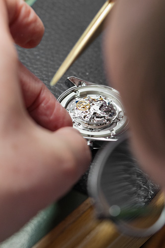 Encasing the calibre 4052 B in a Striking 10th